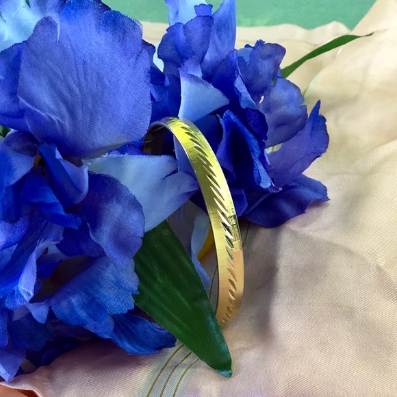 Fabulous Monet Etched Gold Bangle Vintage - Picture 5 of 7